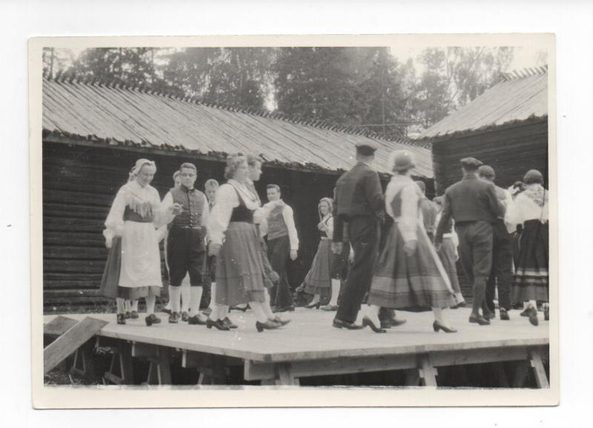 Kansantanssijoita kansallispuvuissa jollain lavalla (mv)
