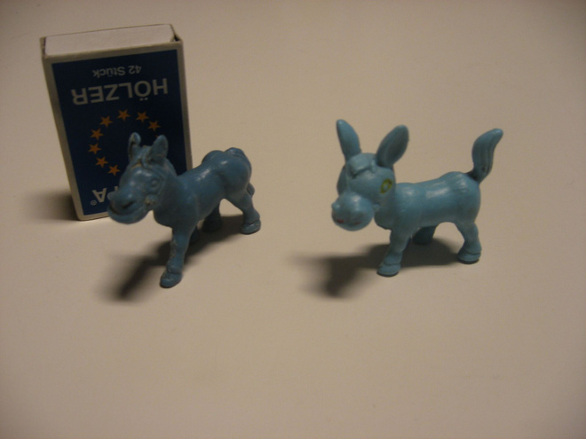 Vanhat pienet aasifiguurit 2kpl, made in Hong Kong