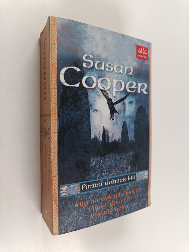 Susan Cooper : Pimeä nousee I-III ; Yllä meren alla kiven...