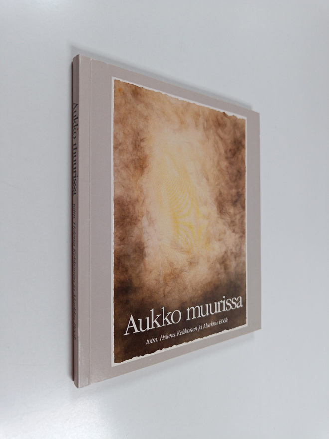 Helena ym. (toim.) Kekkonen : Aukko muurissa (signeerattu)