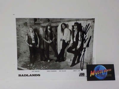 JAKE E. LEE NIMIKIRJOITUS BADLANDS-PROMOKUVASSA