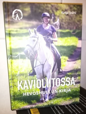 KATJA STÅHL :  KAVIOLIITOSSA -  HEVOSHULLUN KIRJA (SIGNED)