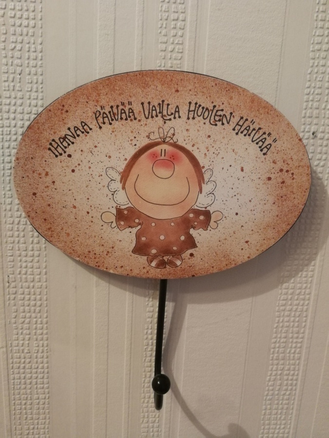 Teräksinen Ihanaa Päivää naulakko