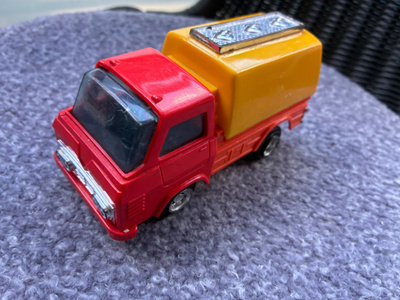 70-luvun Isuzu? Playart HongKong 1/43 pikkuauto.