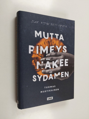 Tuomas Mustikainen : Mutta pimeys näkee sydämen : romaani