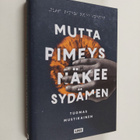 Tuomas Mustikainen : Mutta pimeys näkee sydämen : romaani - pikkukuva 1