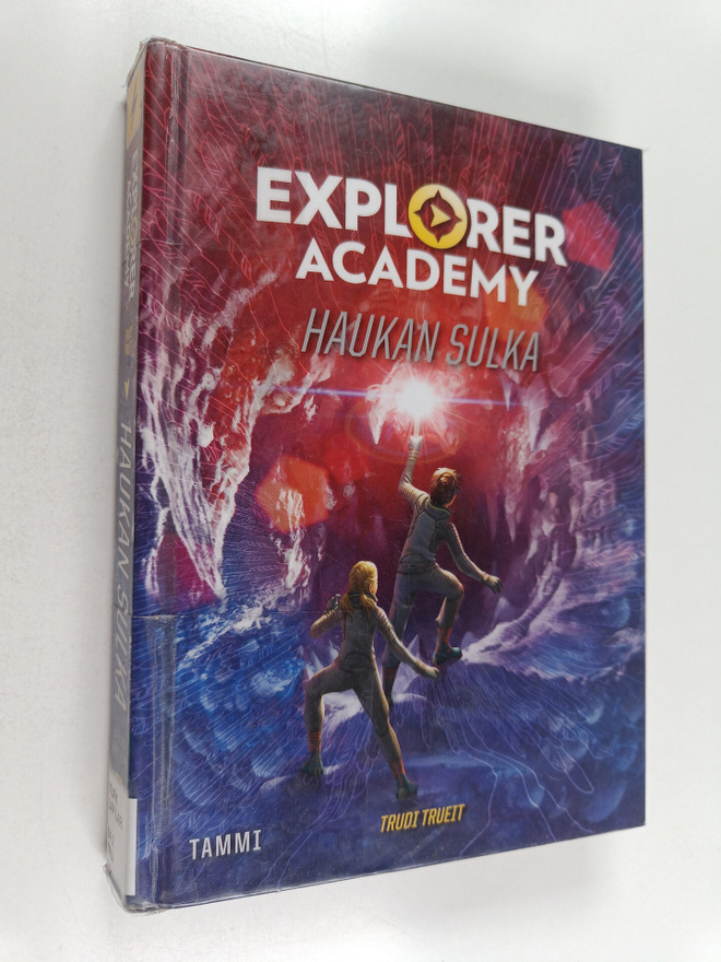 Trudi Trueit : Haukan sulka