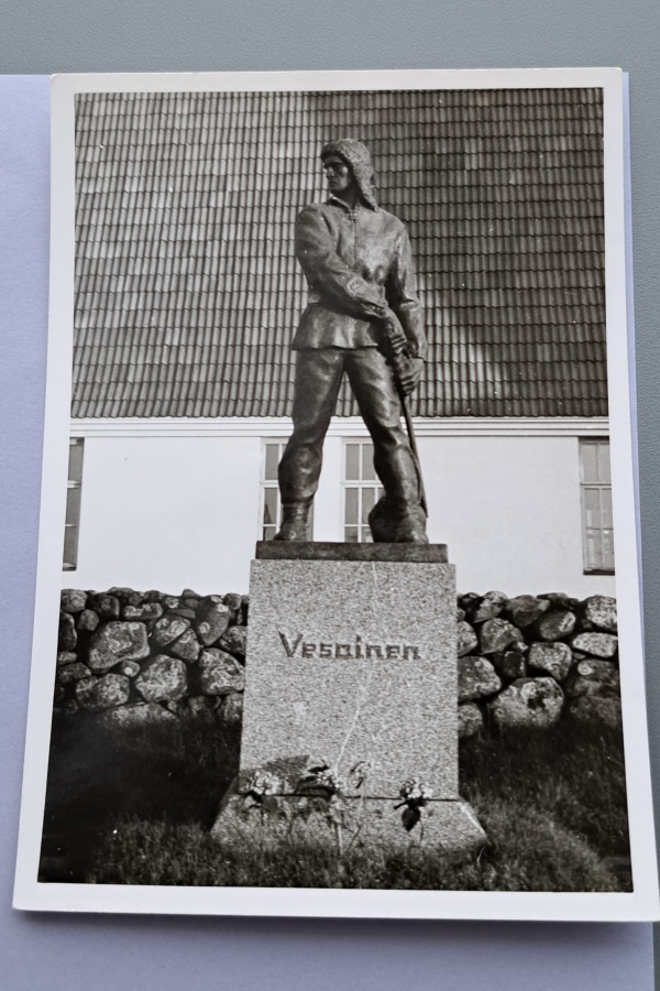 Ii, Iin kirkon edustalla Juho Vesaisen patsas, kulkematon