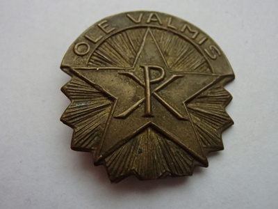 Vanha Partiomerkki " OLE VALMIS "