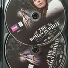 VALKOPUKUINEN NAINEN DVD - pikkukuva 3