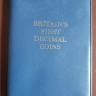 BRITAIN´S FIRST DECIMAL COINS - Iso-Britannian desimaaliarvo - pikkukuva 1
