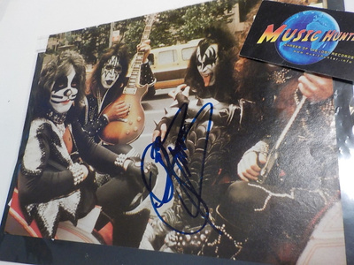 KISS KUVA GENE SIMMONSIN NIMMARILLA