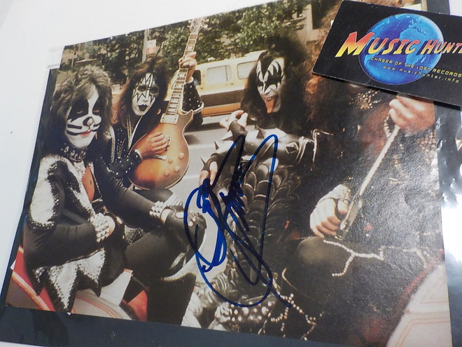 KISS KUVA GENE SIMMONSIN NIMMARILLA