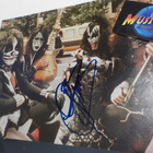 KISS KUVA GENE SIMMONSIN NIMMARILLA - pikkukuva 1
