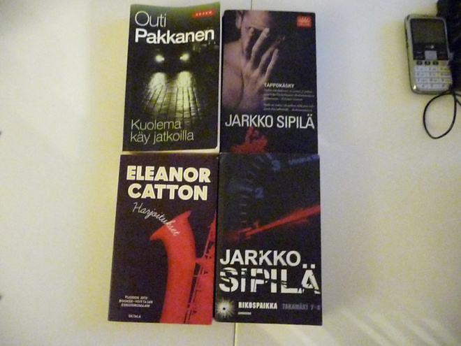 Kirjapaketti: neljä jännittävää dekkaria