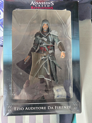 Assasin`s creed ja Black Ops -figuureja