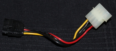 Molex - SATA virta-adapteri