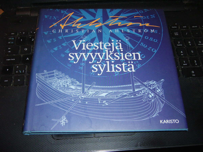 Ahlström : VIESTEJÄ SYVYYKSIEN SYLISTÄ ( 1 p. 2000 ) Sis.pk