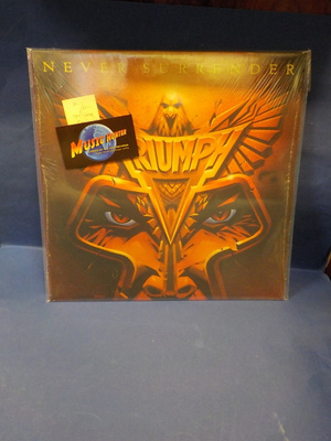 TRIUMPH - NEVER SURRENDER M-/M- 1ST CAN -82 PRESS LP