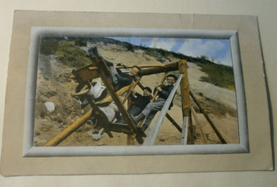 Lapset keinussa, vanha väripk, kehyspk, p. 1912