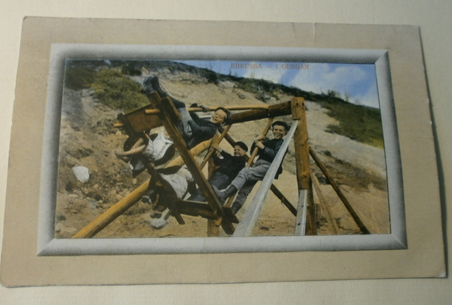 Lapset keinussa, vanha väripk, kehyspk, p. 1912