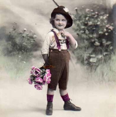 LAPSI / Hurmaava pieni poika kukkia selän takana. 1900-l.