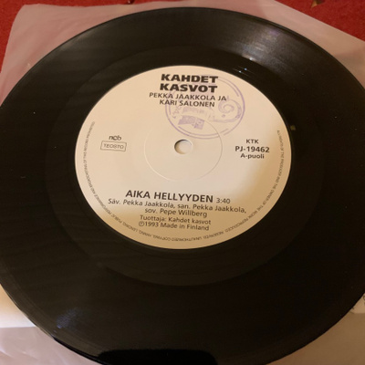 KAHDET KASVOT: Aika hellyyden * Aamun tullen * FIN 1993