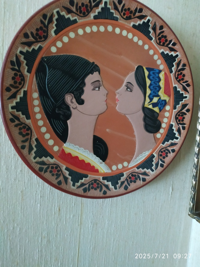 Henkilöt - aiheinen savitaulu hienossa kunnossa.