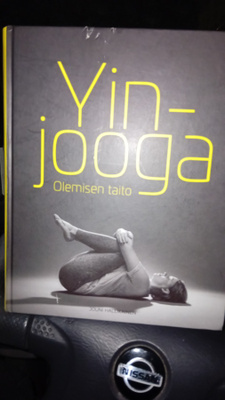 Hallikainen  : Yin-joga - Olemisen taito ( SIS POSTIKULU )