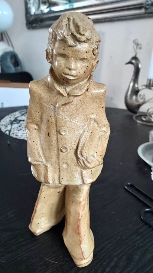BETONINEN MIESFIGUURI, sign. A.L.