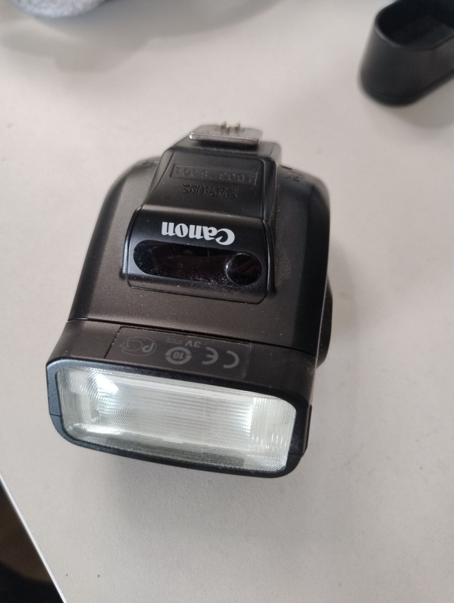 Canon Speedlite 270EX II salamavalo