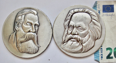 2 VANHAA Mitalia Itä-Saksa DDR Karl Marx Friedrich Engels