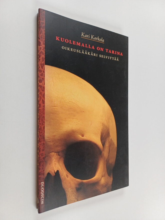Kari Karkola : Kuolemalla on tarina : oikeuslääkäri selvi...