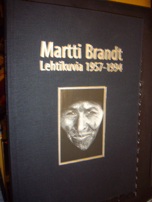 Martti Brandt : Lehtikuvia 1957-1994  ( 1 p. 2003 ) Sis.pk