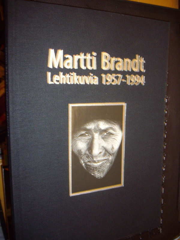 Martti Brandt : Lehtikuvia 1957-1994  ( 1 p. 2003 ) Sis.pk