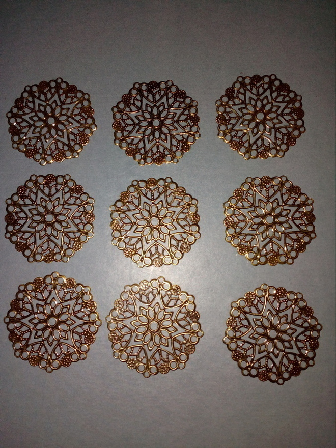 Pronssin värinen filigraani koriste 3.5cm