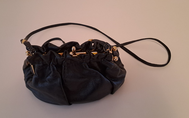 Käsintehty musta nahkapussukka / laukku