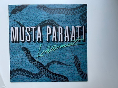 MUSTA PARAATI / KÄÄRMEET LP