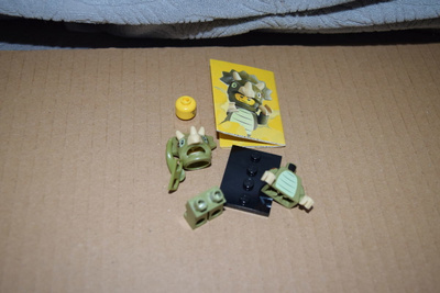Lego minifigure series 25 71045 Fani Triceratops-puvussa