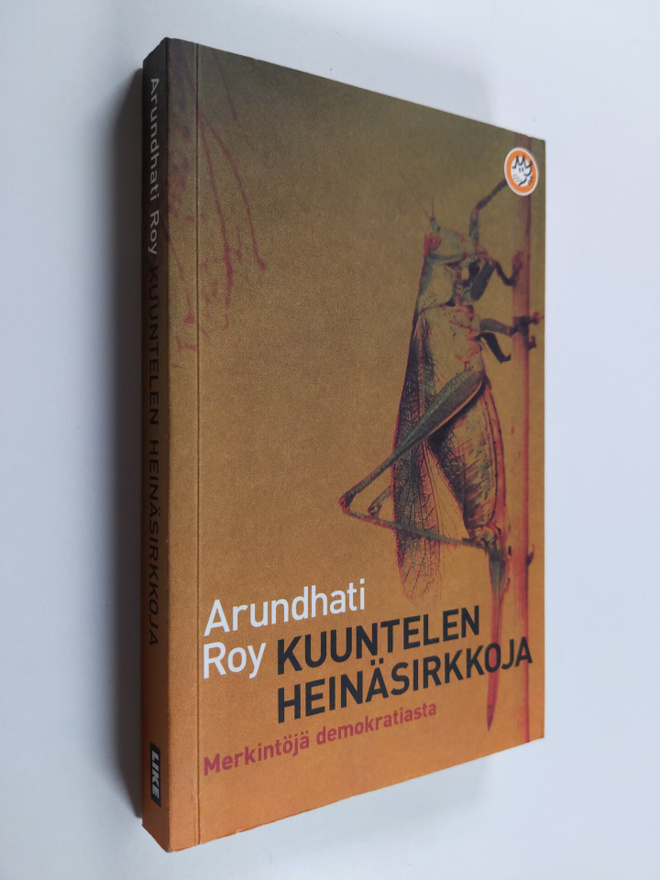 Arundhati Roy : Kuuntelen heinäsirkkoja : merkintöjä demo...