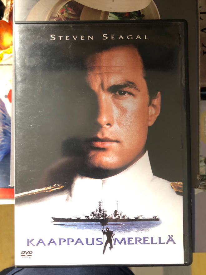 Steven Seagal: Kaappaus merellä. Egmont.