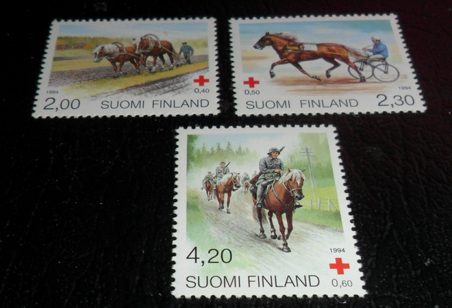 LAPE 1240-1242 ** PUNAINEN RISTI 1994 POSTI TUORE 3 KPL