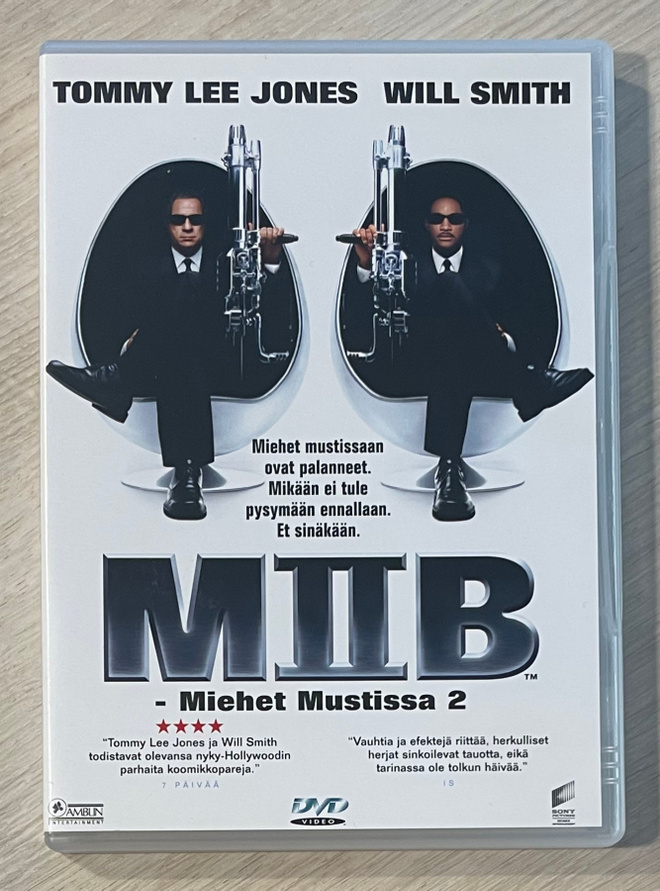 Miehet mustissa 2 (2002) Tommy Lee Jones & Will Smith