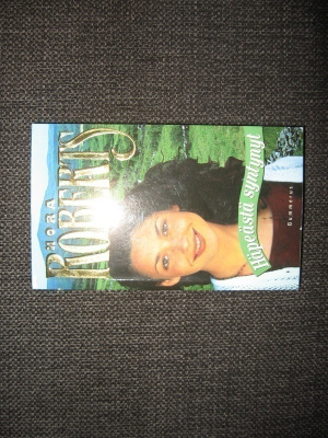 Nora Roberts*Häpeästä syntynyt v.2002 pokkari