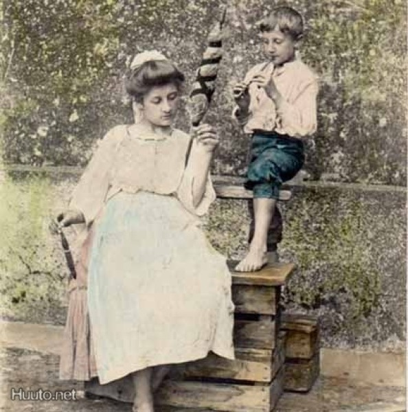 PERHEIDYLLI / Äiti ja värttinä, poika ja pilli. 1900-l.