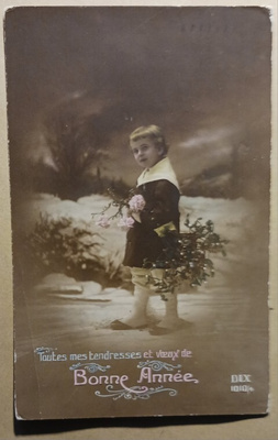 Pikkuherra juhlavassa asussa vie kukkia, Uusi Vuosi 1918