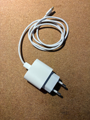 Apple 20W USB-C laturi ja kaapeli (aito, hyvä kunto)