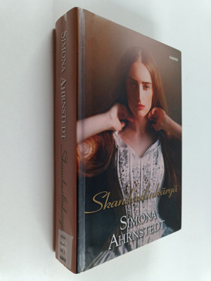 Simona Ahrnstedt : Skandaalinkäryä