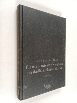 Hans Petter Blad : Pienten miesten varjossa, keskellä kir...