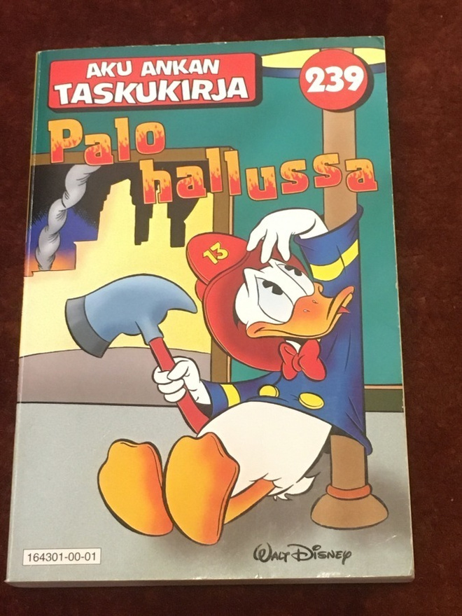AKU ANKAN TASKUKIRJA - 239 - PALO HALLUSSA
